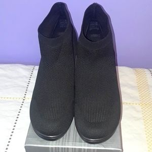 Ankle boots made of strong stretch fabric